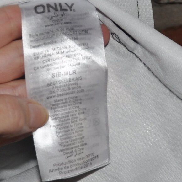 ONLY anno 1995 Waterproof Raincoat Black & Multi Color Floral Raincoat Hooded M - Picture 13 of 13